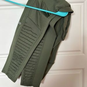 Army green ALO yoga leggings
